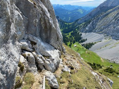 Yürürken, yürürken, spor yaparken ve dinlenirken dağların eteklerindeki dağlık vadilerde, Alpnach - Obwalden Kantonu, İsviçre (Kanton Obwalden, Schweiz)