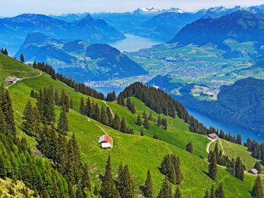 Dağların eteklerinde ve dağların eteklerindeki dağlık vadilerde Alpnach - Obwalden Kantonu, İsviçre (Kanton Obwalden, Schweiz)