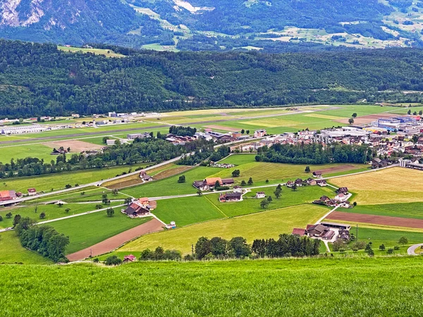 Οικισμός Alpnach Dorf Στην Κοιλάδα Της Λίμνης Alpnachersee Και Κάτω — Φωτογραφία Αρχείου
