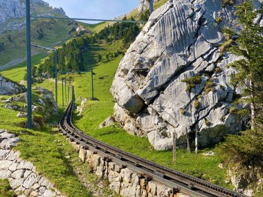 Pilatus Demiryolu - Dünyanın en dik çarklı demiryolu (Zahnradbahn Alpnachstad Pilatus Kulm), Alpnach - Obwalden Kantonu, İsviçre (Kanton Obwalden, Schweiz)