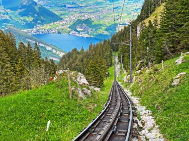 Pilatus Demiryolu - Dünyanın en dik çarklı demiryolu (Zahnradbahn Alpnachstad Pilatus Kulm), Alpnach - Obwalden Kantonu, İsviçre (Kanton Obwalden, Schweiz)