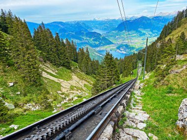 Pilatus Demiryolu - Dünyanın en dik çarklı demiryolu (Zahnradbahn Alpnachstad Pilatus Kulm), Alpnach - Obwalden Kantonu, İsviçre (Kanton Obwalden, Schweiz)