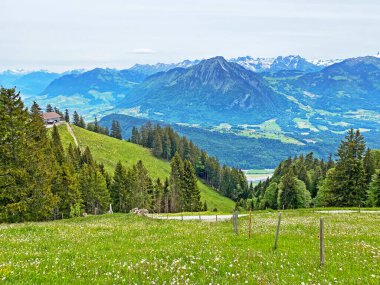 İsviçre 'nin Obwalden Kanton Kantonu (Kanton Obwalden, Schweiz) Pilatus Massif, Alpnach' tan Alpnach ve Lakes Alpnachersee arasındaki yerleşimcilerin bulunduğu verimli vadinin manzarası.)