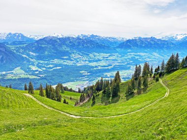 İsviçre 'nin Obwalden Kanton Kantonu (Kanton Obwalden, Schweiz) Pilatus Massif, Alpnach' tan Alpnach ve Lakes Alpnachersee arasındaki yerleşimcilerin bulunduğu verimli vadinin manzarası.)