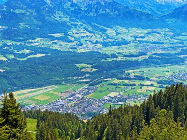 İsviçre 'nin Obwalden Kanton Kantonu (Kanton Obwalden, Schweiz) Pilatus Massif, Alpnach' tan Alpnach ve Lakes Alpnachersee arasındaki yerleşimcilerin bulunduğu verimli vadinin manzarası.)