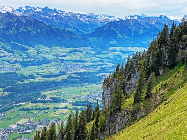 İsviçre 'nin Obwalden Kanton Kantonu (Kanton Obwalden, Schweiz) Pilatus Massif, Alpnach' tan Alpnach ve Lakes Alpnachersee arasındaki yerleşimcilerin bulunduğu verimli vadinin manzarası.)