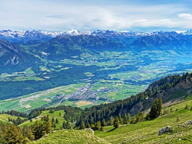 İsviçre 'nin Obwalden Kanton Kantonu (Kanton Obwalden, Schweiz) Pilatus Massif, Alpnach' tan Alpnach ve Lakes Alpnachersee arasındaki yerleşimcilerin bulunduğu verimli vadinin manzarası.)