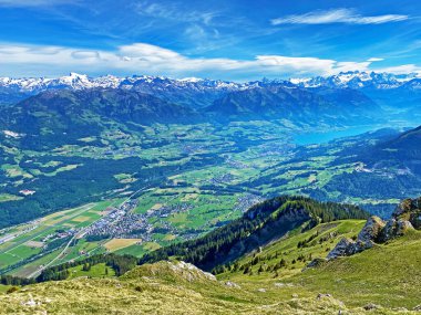 İsviçre 'nin Obwalden Kanton Kantonu (Kanton Obwalden, Schweiz) Pilatus Massif, Alpnach' tan Alpnach ve Lakes Alpnachersee arasındaki yerleşimcilerin bulunduğu verimli vadinin manzarası.)