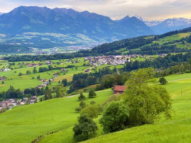 İsviçre 'nin Obwalden Kanton Kantonu (Kanton Obwalden, Schweiz) Pilatus Massif, Alpnach' tan Alpnach ve Lakes Alpnachersee arasındaki yerleşimcilerin bulunduğu verimli vadinin manzarası.)
