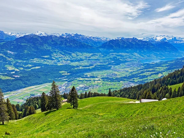 Vista Del Fértil Valle Con Colonos Entre Los Lagos Alpnachersee —  Fotos de Stock