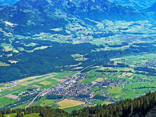 Vista Del Fértil Valle Con Colonos Entre Los Lagos Alpnachersee —  Fotos de Stock