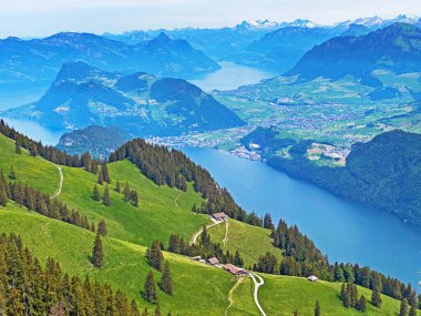Göl manzarası Lucerne veya Vierwaldstaettersee / Vierwaldsattersee) ve Alpnachersee Pilatus dağ kütlesi, Alpnach - Obwalden Kantonu, İsviçre (Schweiz)