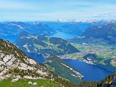 Göl manzarası Lucerne veya Vierwaldstaettersee / Vierwaldsattersee) ve Alpnachersee Pilatus dağ kütlesi, Alpnach - Obwalden Kantonu, İsviçre (Schweiz)