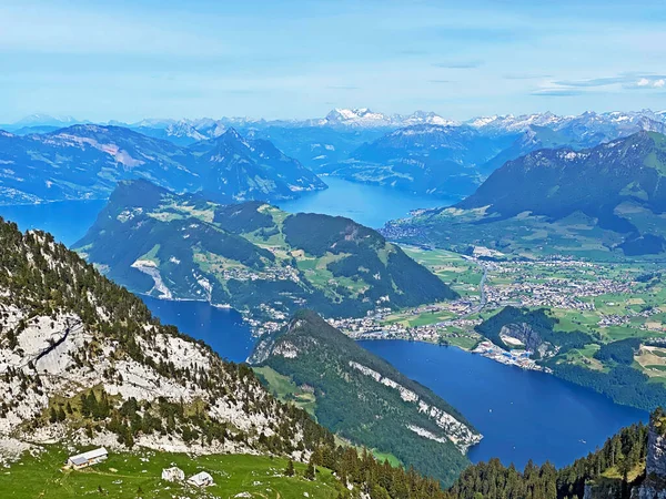 ルツェルン湖またはヴィエルヴァルトシュターテツェー湖 ヴィエルヴァルトシュターツゼー湖 ヴィエルヴァルトシュターツェー湖の眺め とアルペンバッハ山のピラトゥス山塊からのアルペンハーゼー湖 スイスのオヴァルトデン州 スイス — ストック写真