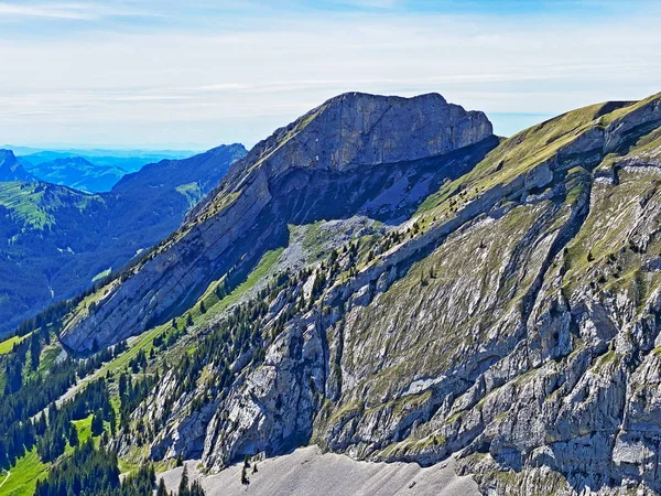 スイスのピラトゥス山脈とアルプバッハのアルプス山脈におけるワイダーフェルトのアルプス峰 スイスのオバルデン州 カントン オバルデン スイス — ストック写真