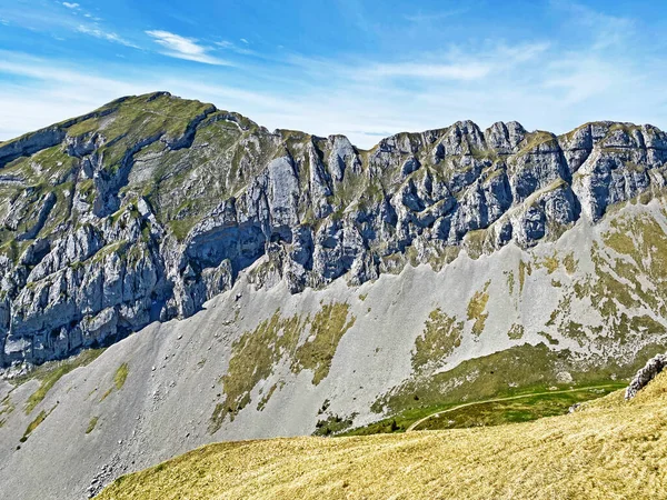 位于瑞士皮拉塔斯山脉和瑞士奥瓦尔登州阿尔卑斯山谷的Tomlishorn和Oberhaupt高山峰 Kanton Obwalden Schweiz — 图库照片