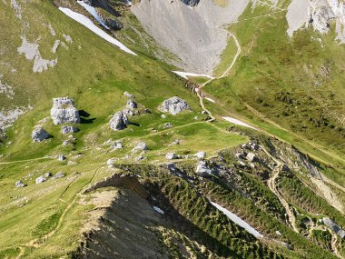 Alpnach, İsviçre 'nin Obwalden Kantonu (Kanton Obwalden, Schweiz) Pilatus dağ sırasındaki Matthorn tepesinin altındaki Chilchstein' in doğal taş heykelleri.)