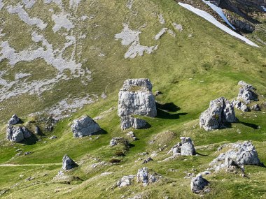 Alpnach, İsviçre 'nin Obwalden Kantonu (Kanton Obwalden, Schweiz) Pilatus dağ sırasındaki Matthorn tepesinin altındaki Chilchstein' in doğal taş heykelleri.)