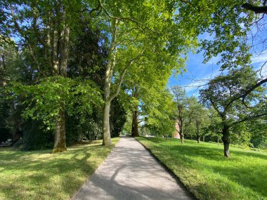 Bahar Bulvarı veya Fruehlingsstrasse (Constance Gölü üzerindeki Çiçek Adası Mainau veya Die Blumeninsel im Bodensee) - Constance, Almanya / Konstanz, Deutschland