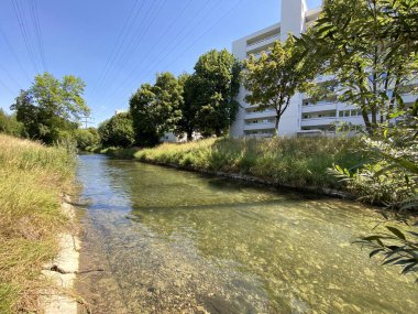 Zuerich ya da Zürih (Schweiz), İsviçre 'de yer alan bir şehirdir.)