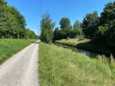 Glatt Nehri boyunca dinlenme yolları ve küçük göl ve göletleri geçince - Zuerich veya Zürih, İsviçre (Schweiz)