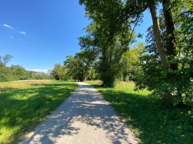 Glatt Nehri boyunca dinlenme yolları ve küçük göl ve göletleri geçince - Zuerich veya Zürih, İsviçre (Schweiz)
