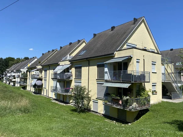 Edifícios Residenciais Cenário Primavera Nos Subúrbios Zurique Cantão Zurique Zuerich — Fotografia de Stock