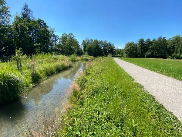 Glatt Nehri boyunca dinlenme yolları ve küçük göl ve göletleri geçince - Zuerich veya Zürih, İsviçre (Schweiz)