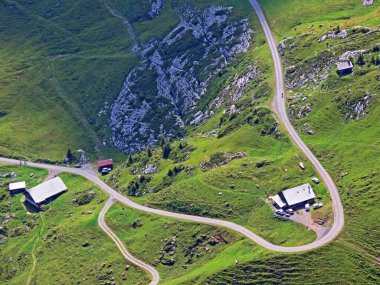 Uri Alp Dağları 'nın yamaçlarında Alp çayırları ve çayırları, Melchtal - Obwald Kantonu, İsviçre (Kanton Obwalden, Schweiz)
