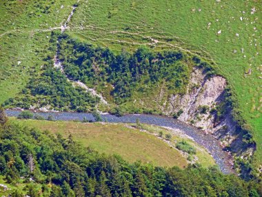 Uri Alp Dağları 'nın yamaçlarında Alp çayırları ve çayırları, Melchtal - Obwald Kantonu, İsviçre (Kanton Obwalden, Schweiz)