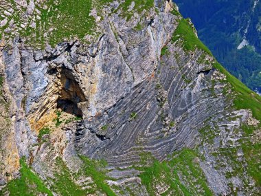 İsviçre 'nin Uri Alpleri' ndeki kayalar ve taşlar, Melchtal - İsviçre 'nin Obwald Kantonu (Kanton Obwalden, Schweiz)