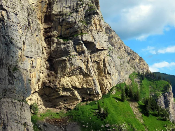İsviçre 'nin Uri Alpleri' ndeki kayalar ve taşlar, Melchtal - İsviçre 'nin Obwald Kantonu (Kanton Obwalden, Schweiz)