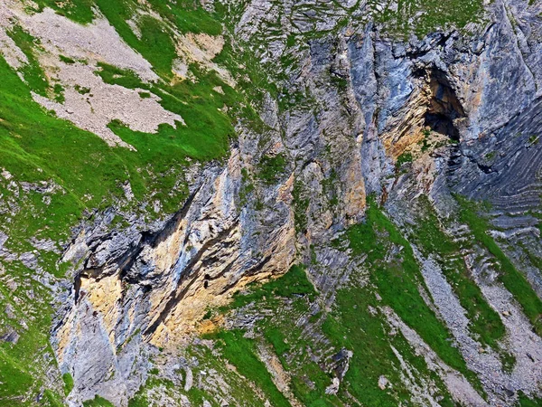 İsviçre 'nin Uri Alpleri' ndeki kayalar ve taşlar, Melchtal - İsviçre 'nin Obwald Kantonu (Kanton Obwalden, Schweiz)