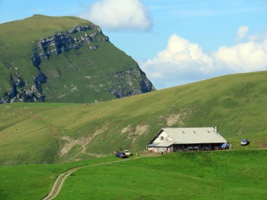 Geleneksel kırsal mimari ve aile çiftlik hayvanları çiftlikleri Uri Alps dağ kitlesi, Melchtal - Kanton of Obwald, İsviçre (Kanton Obwalden, Schweiz)