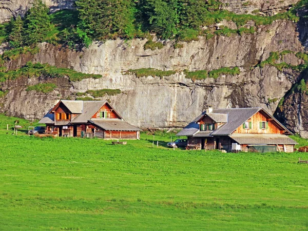 전통적 건축과 가족의 알프스 산맥의 스위스 발트주 Kanton Obwalden Schweiz — 스톡 사진