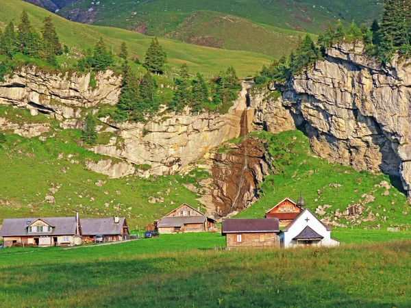 Geleneksel Kırsal Mimari Aile Çiftlik Hayvanları Çiftlikleri Uri Alps Dağ — Stok fotoğraf