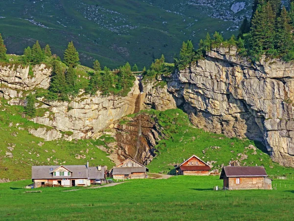 Tradycyjna Architektura Wiejska Rodzinne Gospodarstwa Hodowlane Masywu Górskiego Alp Uri — Zdjęcie stockowe