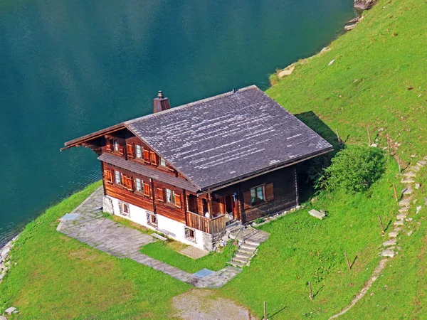 伝統的な農村建築とウリ アルプス山脈の家族の家畜農場の大規模な オバルドのカントン スイス カントンObwalden スイス — ストック写真