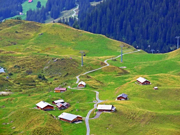 瑞士奥瓦尔德州Melchtal Uri Alps山区地块的传统农村建筑和家庭畜牧农场 Kanton Obwalden Schweiz — 图库照片