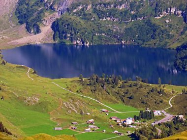 Gental Vadisi 'nin yukarısında ve Uri Alp Dağları' nda yer alan Engstlensee Gölü, Innertkirchen Kantonu, İsviçre (Kanton Bern, Schweiz)