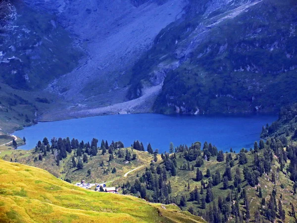 位于瑞士伯尔尼州Innertkirchen Uri Alps山区地块上的Engstlensee高山湖 Kanton Bern Schweiz — 图库照片