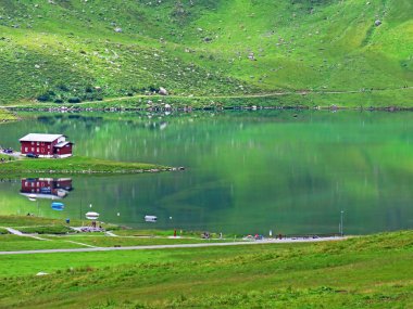 Uri Alp Dağları 'ndaki Melchsee ya da Melch Gölü, Kerns - İsviçre' nin Obwald Kantonu (Kanton Obwalden, Schweiz)