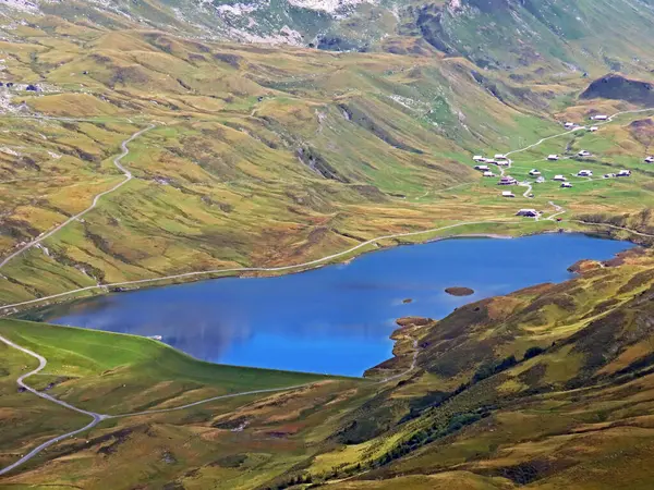 瑞士奥瓦尔德州梅尔奇塔尔Uri Alps山区地块的高山湖Tannensee或Tannen湖 Kanton Obwalden Schweiz — 图库照片
