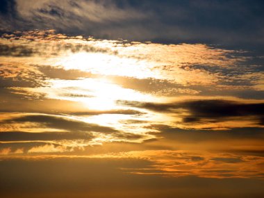 Günbatımı ya da alacakaranlık İsviçre 'nin Uri Alpleri' ndeki dağların tepesinde gökyüzü bulutlu, Kerns - Obwald Kantonu, İsviçre (Kanton Obwalden, Schweiz)