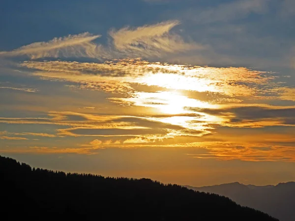 Pôr Sol Crepúsculo Com Nuvens Noturnas Céu Acima Das Montanhas — Fotografia de Stock