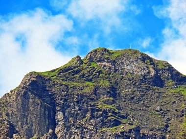 Melchtal Vadisi 'nin yukarısında ve Uri Alp Dağları' nda Hochstollen tepesi, Melchtal Kantonu, İsviçre (Kanton Obwalden, Schweiz)