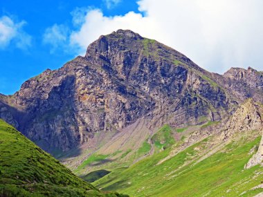 Melchtal Vadisi 'nin yukarısında ve Uri Alp Dağları' nda Hochstollen tepesi, Melchtal Kantonu, İsviçre (Kanton Obwalden, Schweiz)