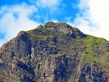 Melchtal Vadisi 'nin yukarısında ve Uri Alp Dağları' nda Hochstollen tepesi, Melchtal Kantonu, İsviçre (Kanton Obwalden, Schweiz)