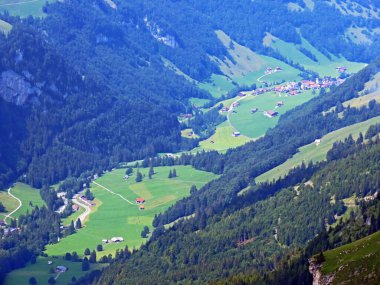 Alp Vadisi Melchtal, Grosse Melchaa nehri boyunca uzanır ve Uri Alpleri 'nde dağ kitlesi, Melchtal - Kanton of Obwald, İsviçre (Kanton Obwalden, Schweiz)