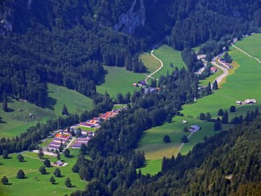 Alp Vadisi Melchtal, Grosse Melchaa nehri boyunca uzanır ve Uri Alpleri 'nde dağ kitlesi, Melchtal - Kanton of Obwald, İsviçre (Kanton Obwalden, Schweiz)